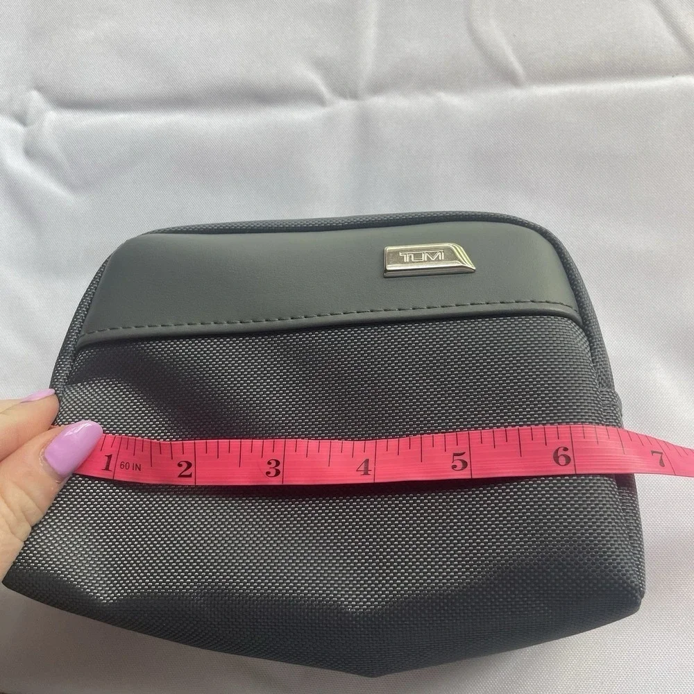 Tumi Delta Airlines First Class Amenity Track Bag Pouch Toiletry Kit EUC Gray